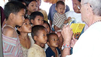 Pater Dinter bei den Mangyanen