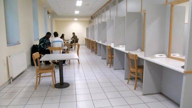 Als Missionar im Gefängnis - Pater Kofi bei den Schubhäftlingen
