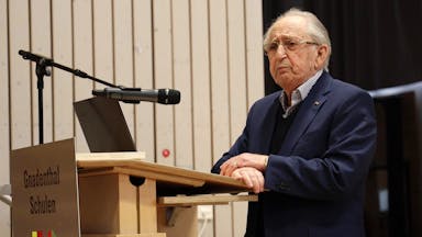 Zeitzeuge: Der jüdische Holocaust-Überlebende Abba Naor spricht vor Schülerinnen und Schülern