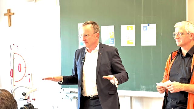 Landesbischof diskutiert mit Schülern über Wehrpflicht