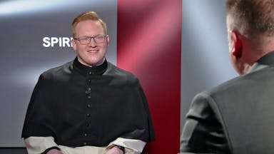 Vom Heavy-Metal-Fan zum "Arzthelfer Gottes" - das Lebenszeugnis des katholischen Priesters Dirk-Henning Egger